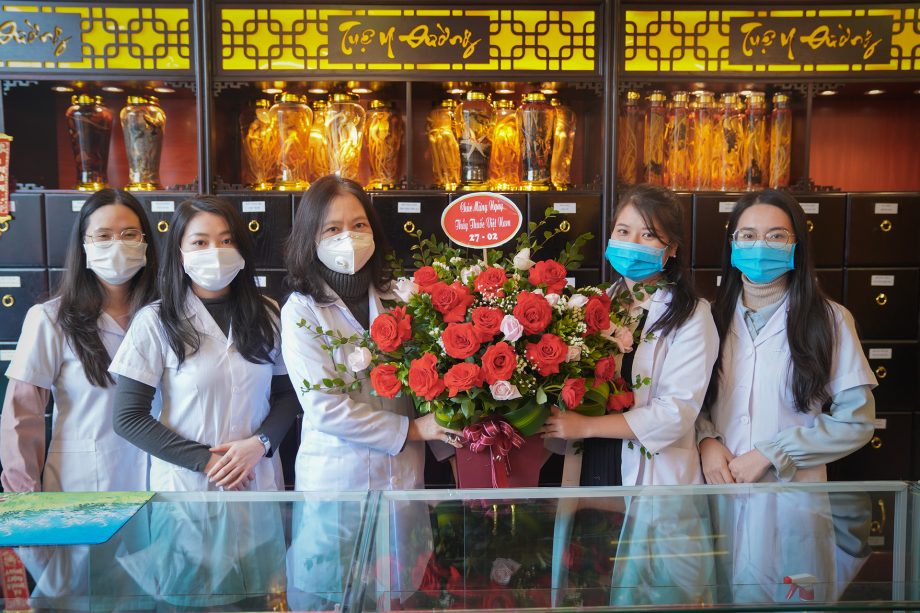 Bác sĩ Trần Thị Thu Huyền chụp hình lưu niệm cùng các bác sĩ trẻ ở phòng khám