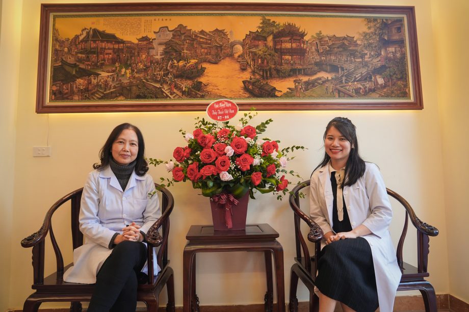 Bác sĩ Đoàn Dung chụp ảnh lúc nghỉ ngơi cùng Bác sĩ Trần Thị Thu Huyền