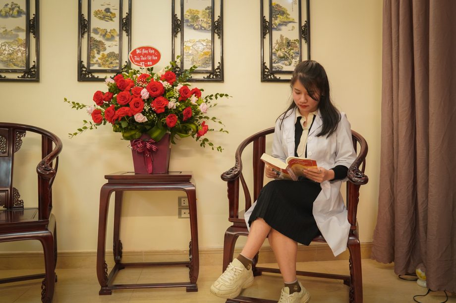 Bác sĩ Đoàn Dung bên góc đọc sách của phòng khám Tuệ Y Đường