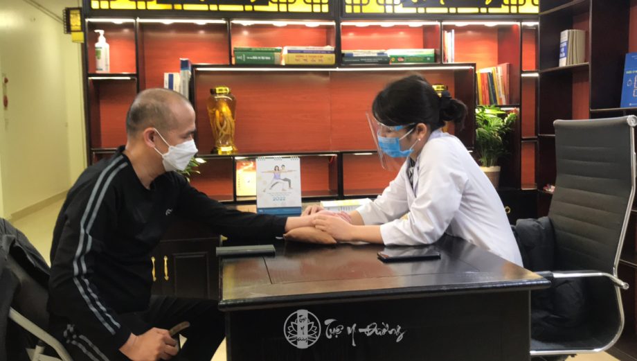Hình hình ảnh bác bỏ sĩ Dung thăm hỏi ngục thất căn bệnh nhân