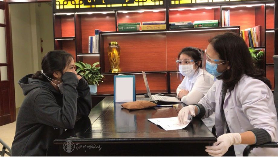 Hình ảnh Bs Thu Huyền khám bệnh nhân tại Tuệ Y Đường