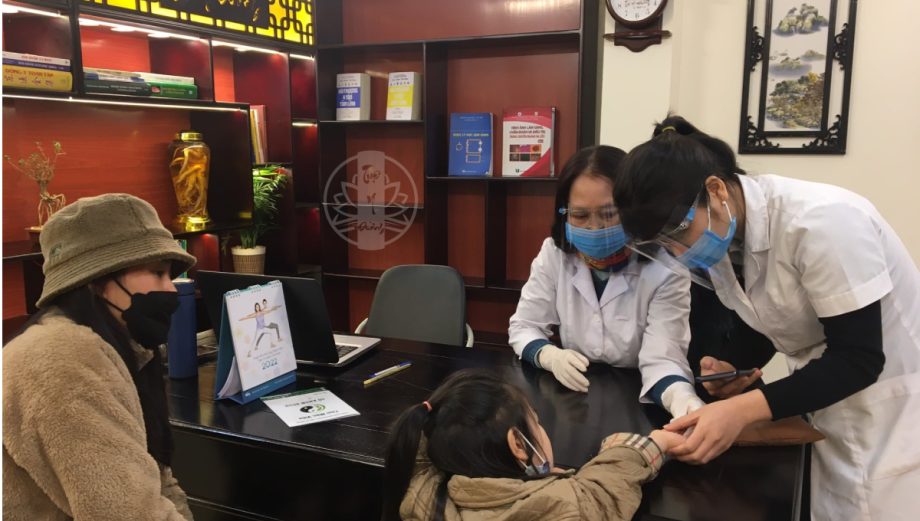 Bác sĩ Đoàn Dung thăm khám bệnh nhân tại Tuệ Y Đường