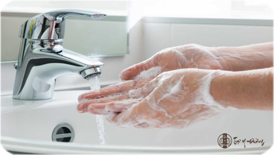 Rửa tay trước và sau khi vệ sinh vùng kín