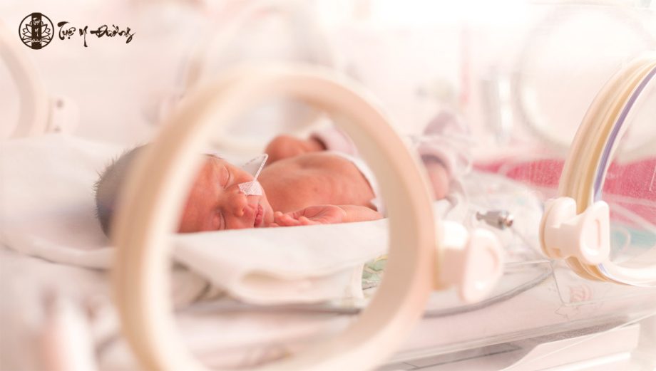 Sinh non là tình trạng xảy ra khi trẻ được sinh ra trước tuần thứ 37 của thai kỳ