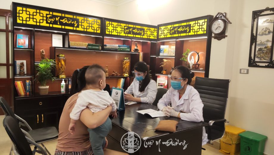 BS Trần Thu Huyền cùng BS Đoàn Dung đang thăm khám trực tiếp bệnh nhân tại Phòng khám Tuệ Y Đường