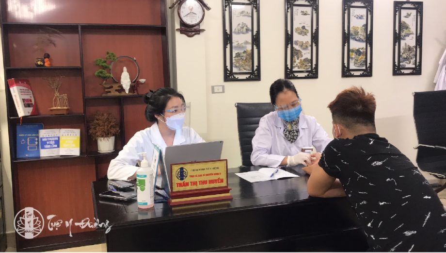 BS CKII Trần Thu Huyền thăm khám bệnh nhân tại Phòng khám Tuệ Y Đường