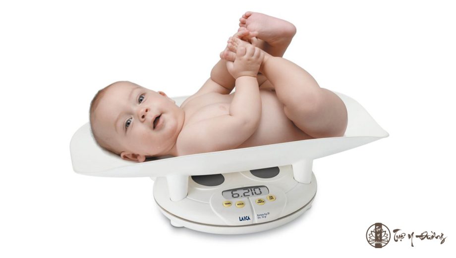 Việc kiểm soát cân nặng có thể biết được bé bú có đủ hay không?