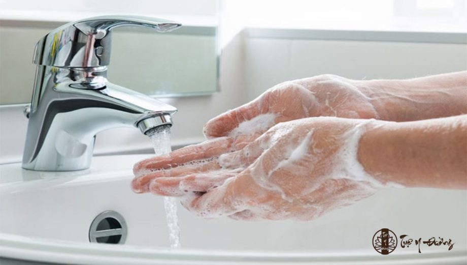 Nên rửa tay sạch sẽ trước khi thay băng vệ sinh