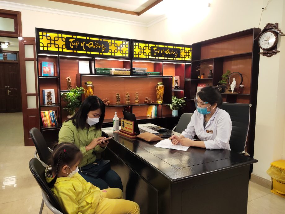 BS Đoàn Dung thăm khám bệnh nhân trực tiếp tại Phòng khám Tuệ Y Đường