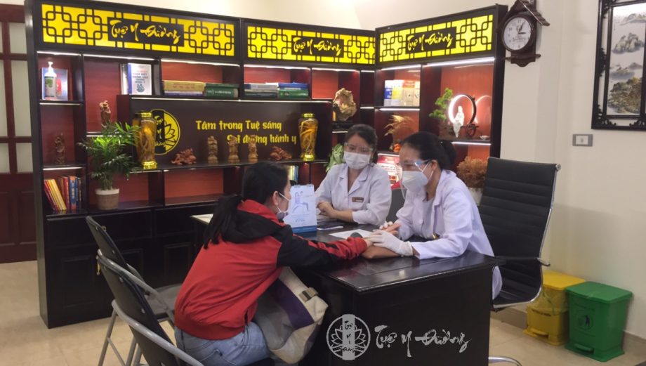 Bác sĩ Huyền và bác sĩ Đoàn Dung thăm khám bệnh nhân tại Tuệ Y Đường
