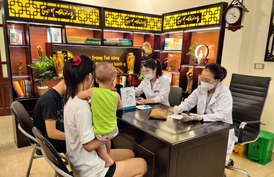 BS. CKII Trần Thị Thu Huyền và BS. Đoàn Dung đang thực hiện khám cho trẻ bị viêm da cơ địa