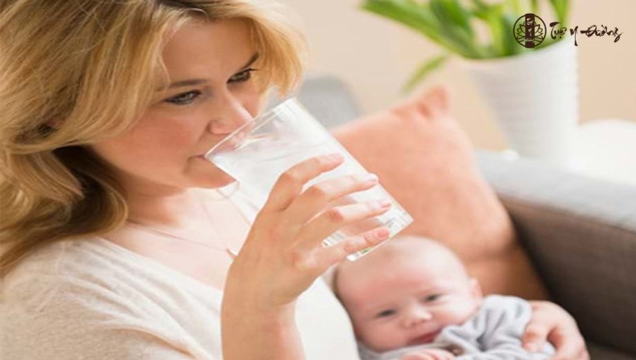 Mẹ nên uống đủ nước để cải thiện lượng sữa 