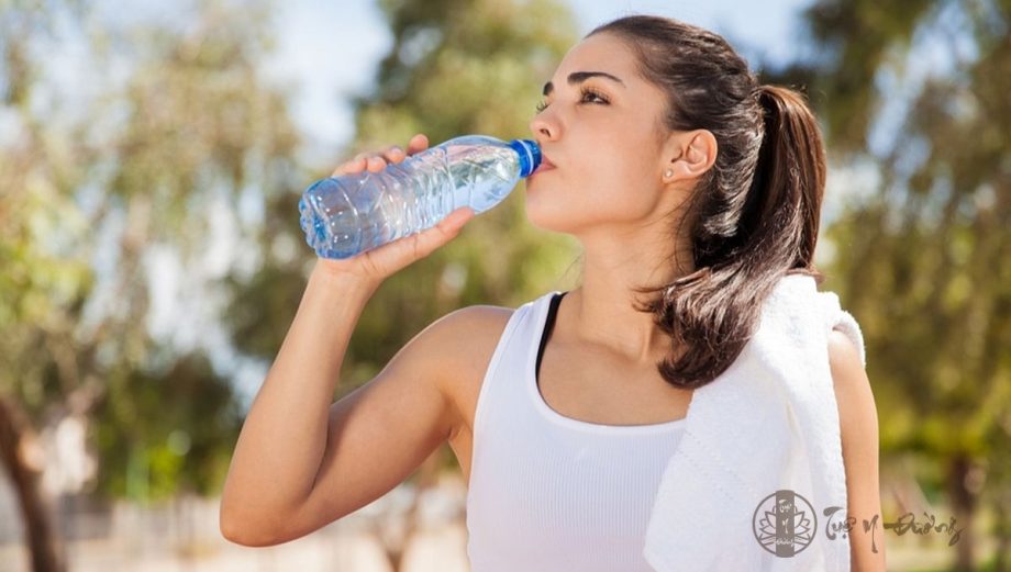 Uống đủ nước mỗi ngày để hệ khuẩn âm đạo được cân bằng
