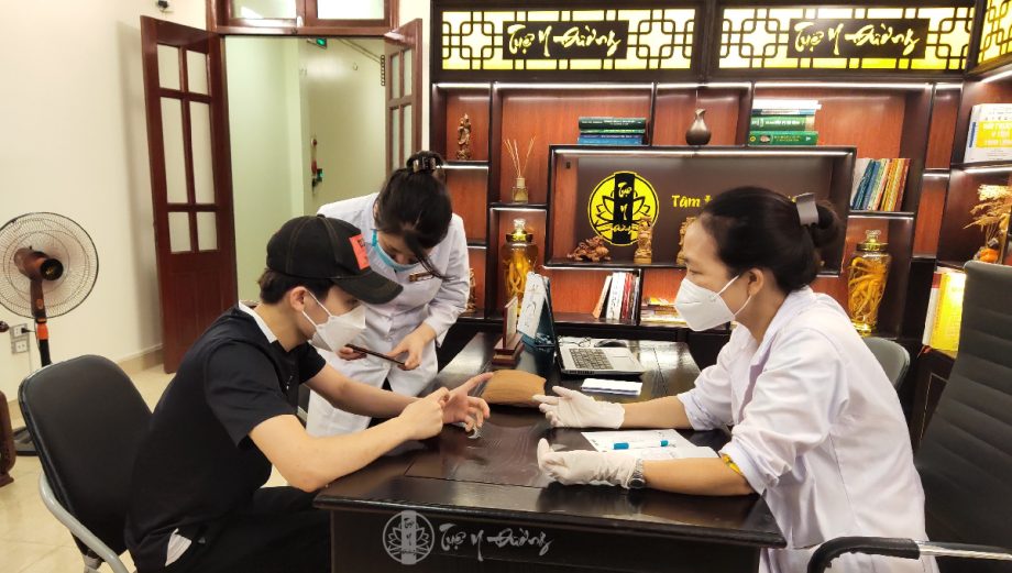 Bác sĩ Đoàn Dung và Bác sĩ Thu Huyền đang khám tổn thương cho bệnh nhân tại Phòng khám Tuệ Y Đường