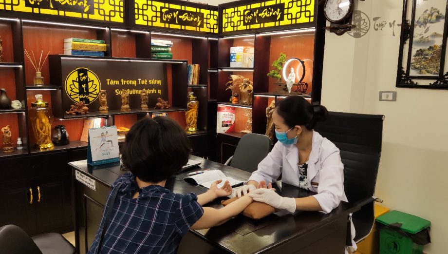 BS CKII Trần Thu Huyền đang thăm khám Bệnh nhân trực tiếp tại Phòng khám Tuệ Y Đường