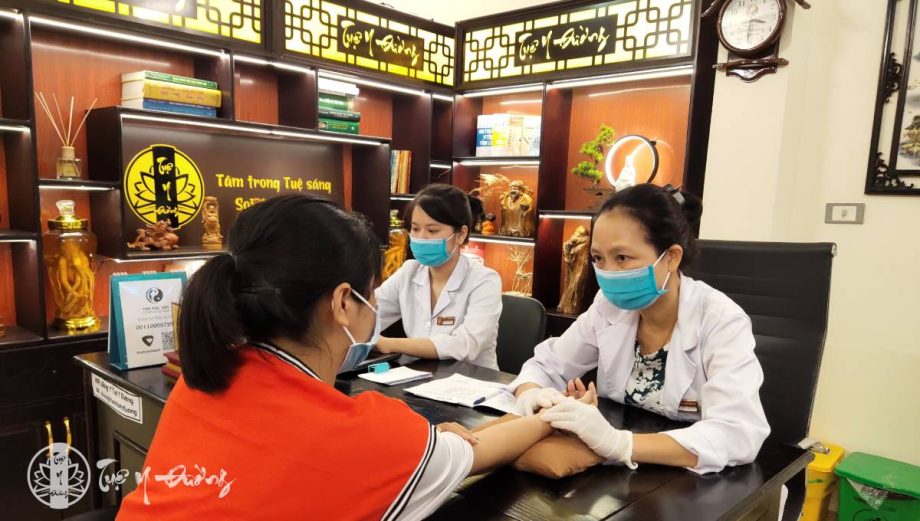 Hình ảnh Bs CKII Trần Thị Thu Huyền và Bs Đoàn Dung đang thăm khám cho bệnh nhân