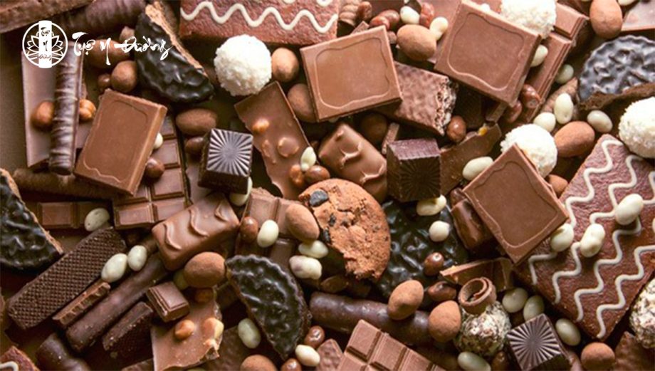 chỉ nên dùng socola đen hoặc hàm lượng cacao cao để ổn định đường huyết và huyết áp, đặc biệt là không gây tăng cân.