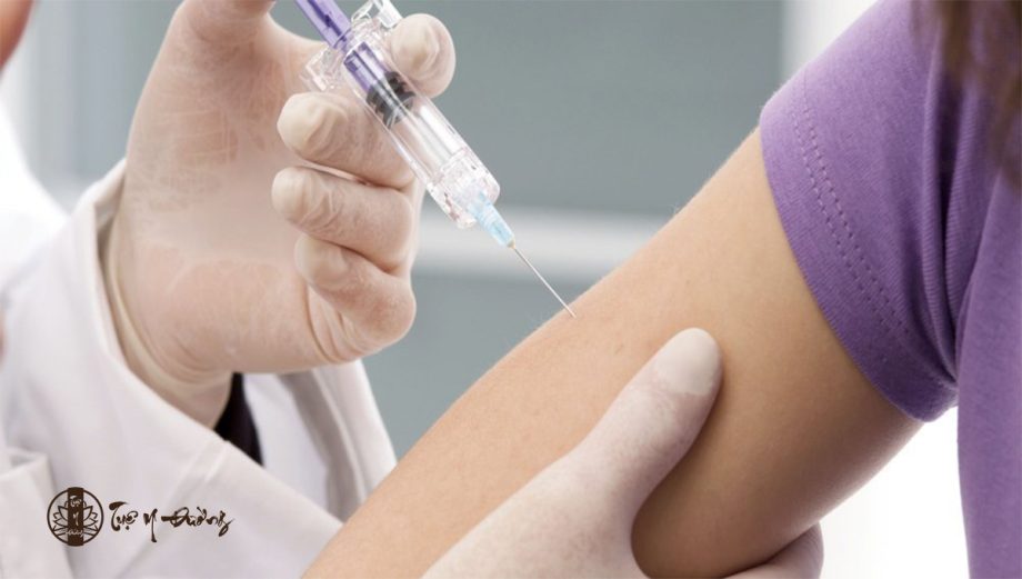 Tiêm vắc-xin phòng bệnh do HPV được khuyến nghị ở tuổi 11 hoặc 12 tuổi