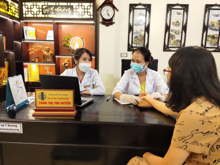 Hình ảnh Bs Thu Huyền và Bs Đoàn Dung đang thăm khám cho bệnh nhân tại Phòng khám Tuệ Y Đường