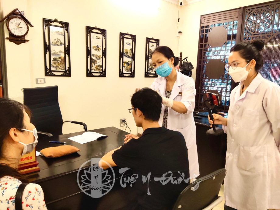 Hình ảnh các Bác sĩ đang thăm khám cho bệnh nhân tại Tuệ Y Đường