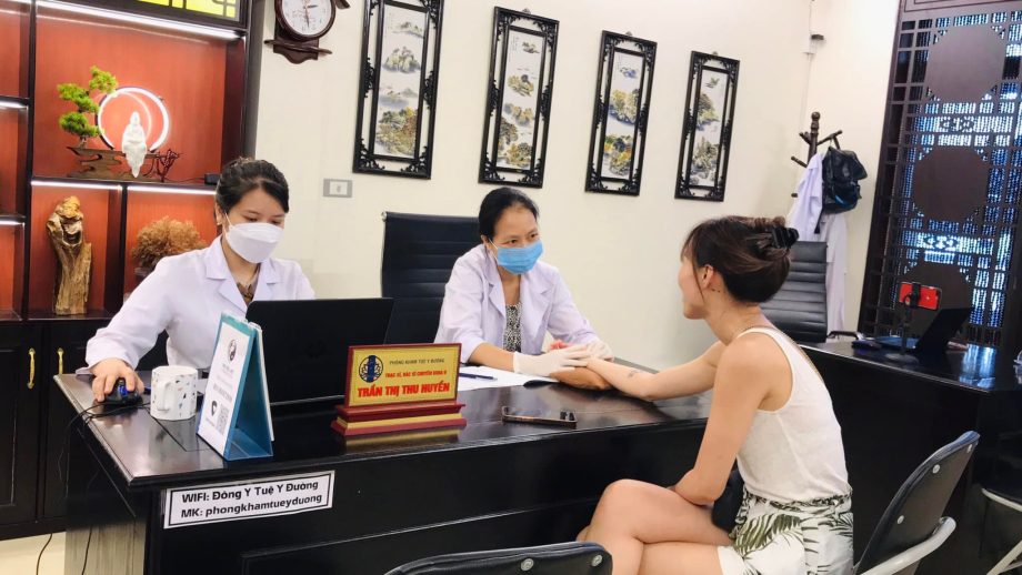 Hình ảnh Bs Thu Huyền và bs Đoàn Dung đang thăm khám cho bệnh nhân tại Tuệ Y Đường