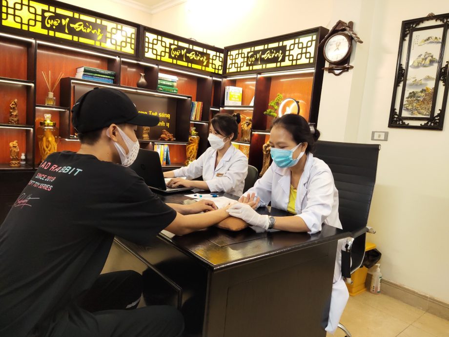 Hình ảnh Bs Thu Huyền và Bs Đoàn Dung đang thăm khám cho bệnh nhân tại Đông y Tuệ Y Đường