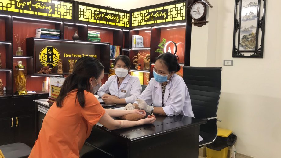 Hình ảnh Bs Đoàn Dung và Bs Thu Huyền đang thăm khám cho bệnh nhân tại phòng khám Đông y Tuệ Y Đường