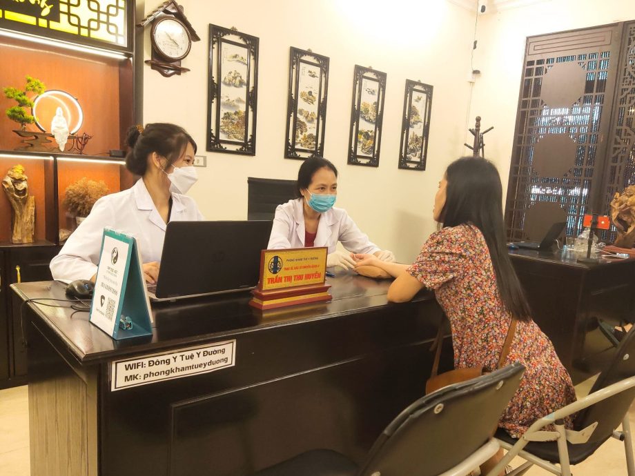 Hình ảnh Bs Thu Huyền và Bs Đoàn Dung đang thăm khám cho bệnh nhân tại PK Tuệ Y Đường