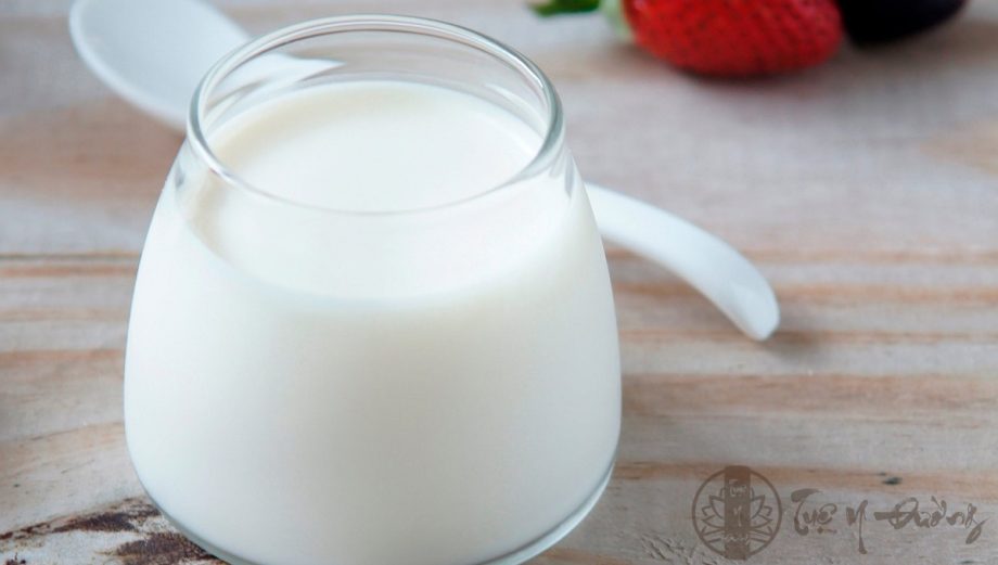 Sữa chua không đường giúp dưỡng ẩm cho làn da