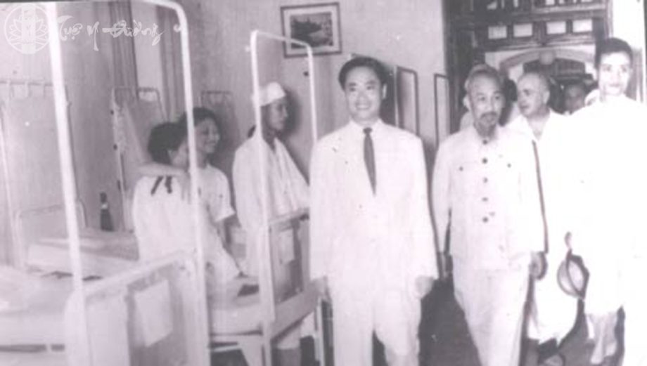 Bác Hồ và Gs.Bs Tôn Thất Tùng ghé thăm bệnh viện quân y