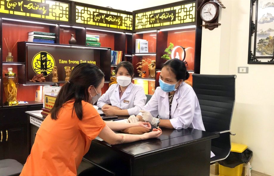 BS.CKII Trần Thu Huyền và BS Đoàn Dung khám và tư vấn cho bệnh nhân tại Phòng khám Tuệ Y Đường