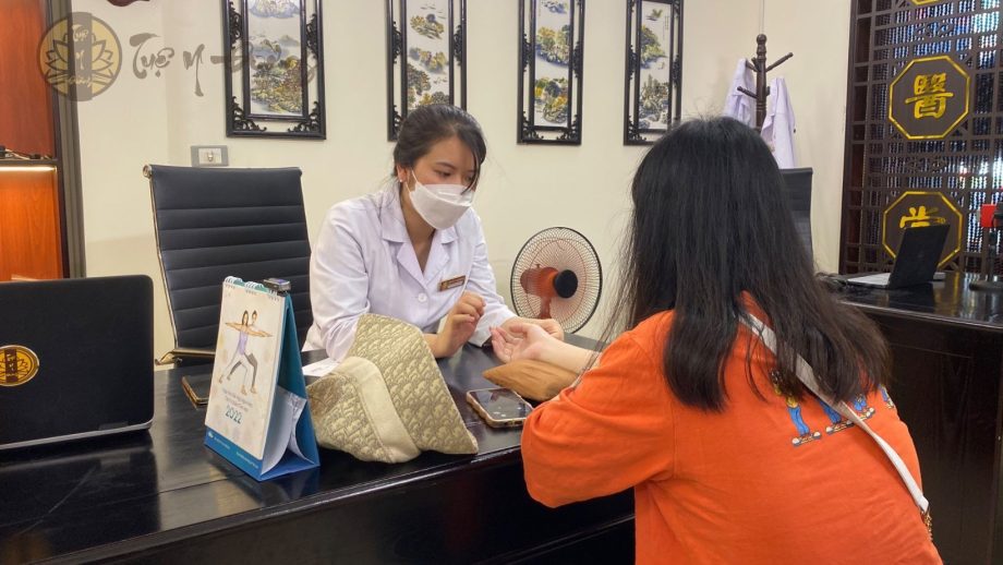 Bác sĩ Dung thăm khám cho bệnh nhân tại Tuệ Y Đường