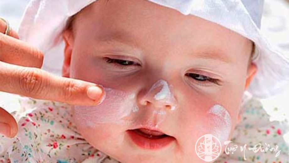 Nhiều chuyên gia vẫn khuyên nên sử dụng kem dưỡng ẩm cho bé mỗi ngày. 