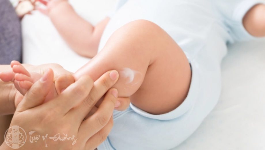 Tuy nhiên, khi lựa chọn kem dưỡng ẩm cho bé không nên sử dụng loại có nước hoa hoặc thuốc nhuộm hoặc chất gây kích ứng da.