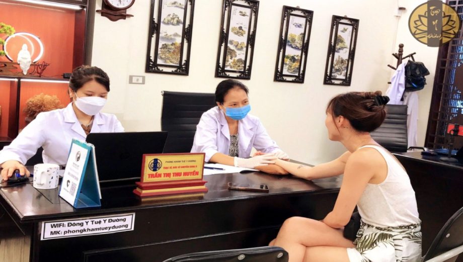 BS CK II Thu Huyền và BS Đoàn Dung đang thăm khám bệnh nhân tại phòng khám Tuệ Y Đường