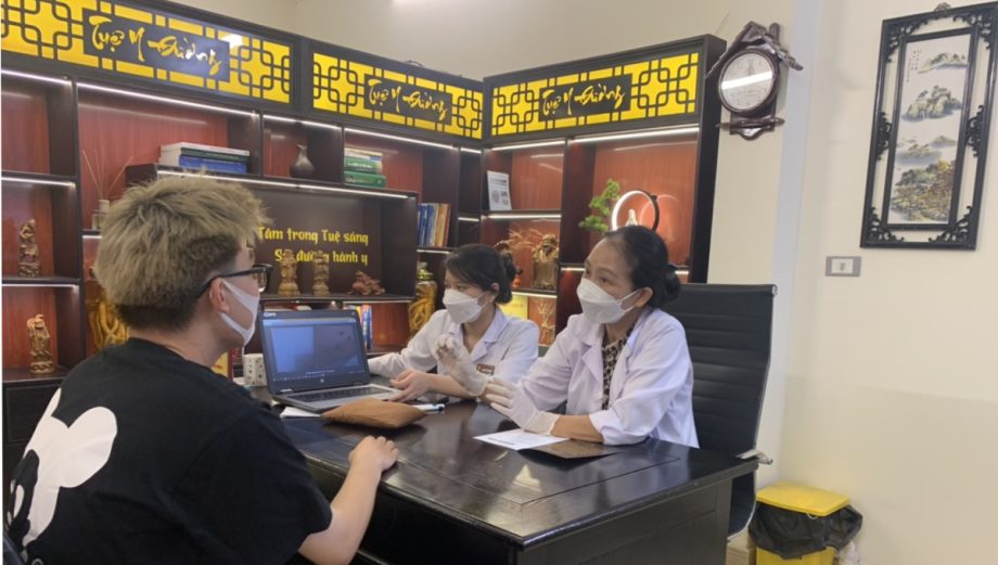 Hình ảnh BS CK II Trần Thị Thu Huyền và BS Đoàn Dung đang thăm khám cho bệnh nhân tại Phòng khám Tuệ Y Đường