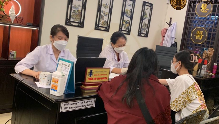 Hình ảnh BS CK II Trần Thị Thu Huyển và BS Đoàn Dung đang thăm khám cho bệnh nhân tại phòng khám Tuệ Y Đường