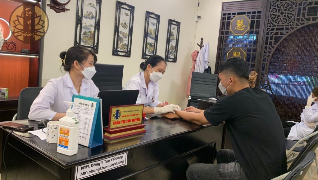 Hình ảnh BS CK II Trần Thị Thu Huyền và BS Đoàn Dung đang thăm khám bệnh nhân tại Phòng khám Tuệ Y Đường