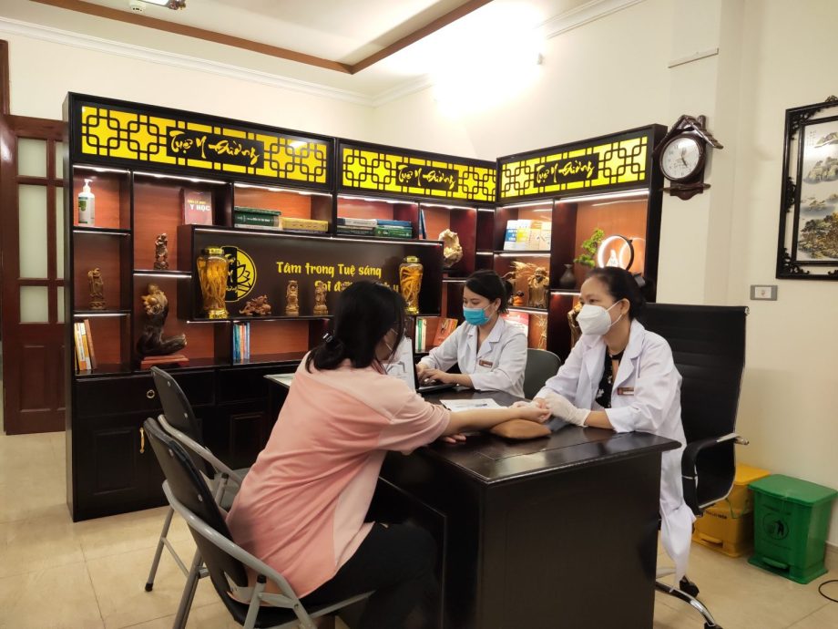 bác sĩ CK II Trần Thu Huyền và BS Đoàn Dung đang thăm khám bệnh nhân tại Tuệ Y Đường