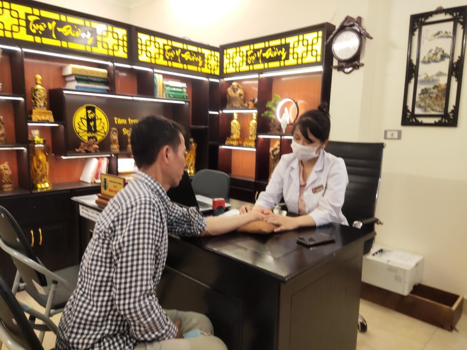 Hình ảnh Bsi Đoàn Dung đang thăm khám cho bệnh nhân tại PK Tuệ Y Đường
