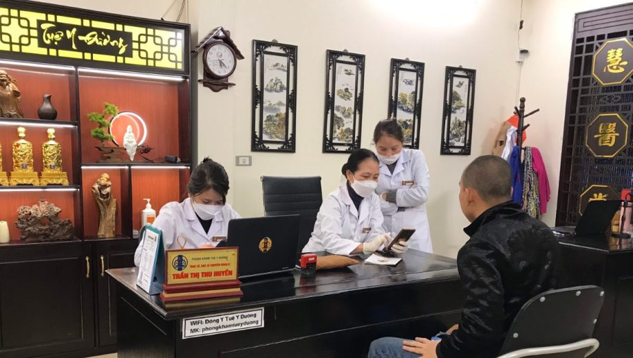 Hình ảnh Bsi Thu Huyền cùng Bsi Đoàn Dung đang thăm khám cho bệnh nhân tại Tuệ Y Đường