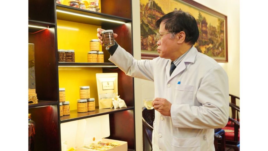 Bác sĩ Nguyễn Nhật Minh đang kiểm tra chất lượng thuốc tại phòng khám