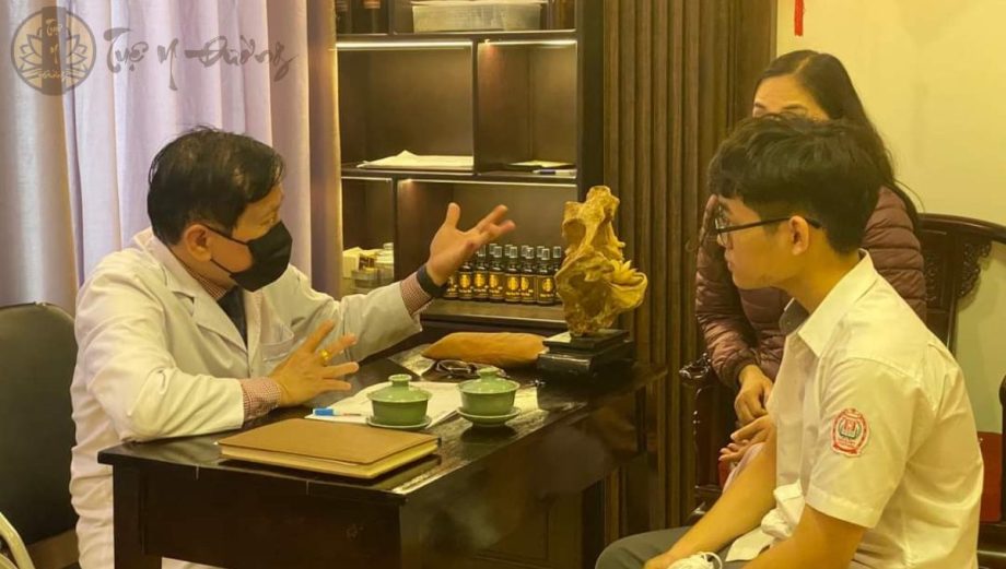 Bác sĩ Nguyễn Nhật Minh thăm khám cho bệnh nhân tại Tuệ Y Đường
