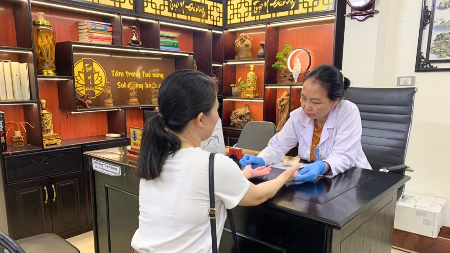 Bs Trần Thị Thu Huyền thăm khám cho bệnh nhân tại Tuệ Y Đường
