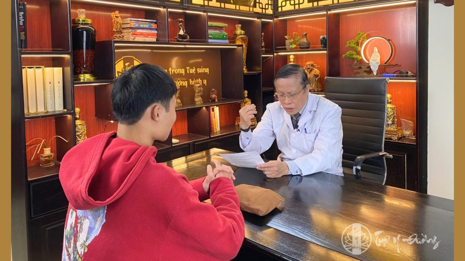 BS Nguyễn Nhật Minh thăm khám cho bệnh nhân tai phòng khám Tuệ Y Đường