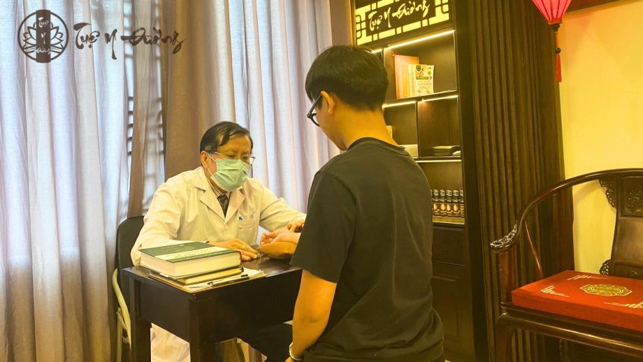 BS Nguyễn Nhật Minh thăm khám cho BN tại phòng khám Tuệ Y Đường