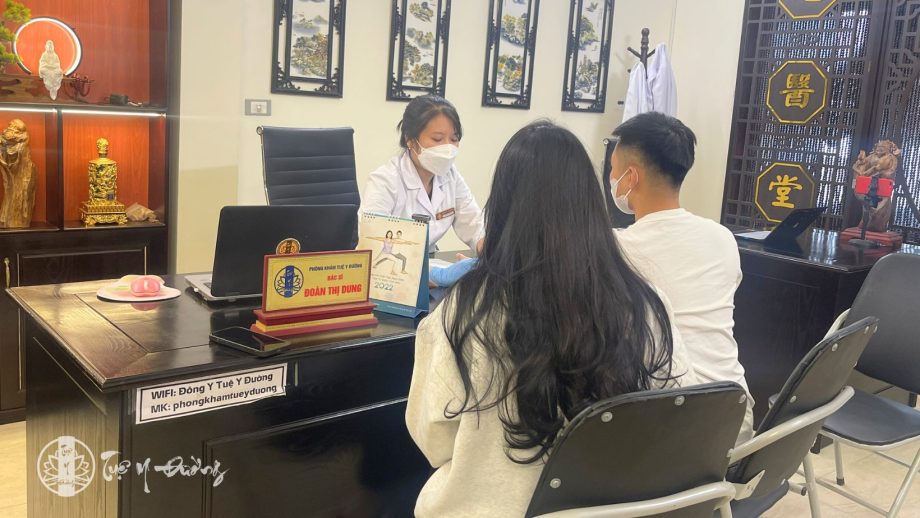BS Đoàn Dung thăm khám cho bệnh nhân tại phòng khám Tuệ Y Đường
