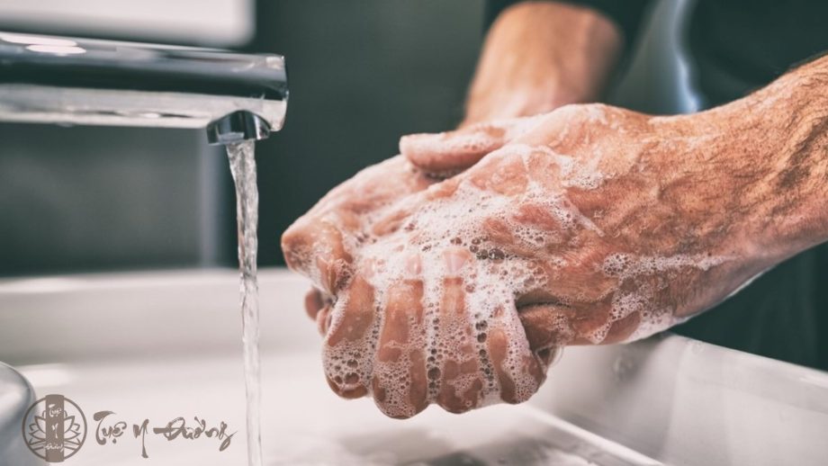 Bạn rửa tay bằng xà phòng sạch sẽ trước và sau khi chăm sóc vùng sinh dục của mình