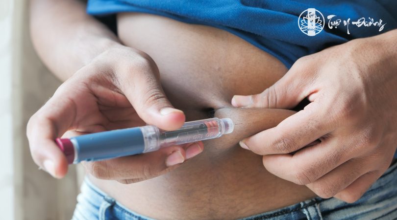 Phải thận trọng khi dùng insulin vì dễ gây hạ glucose huyết