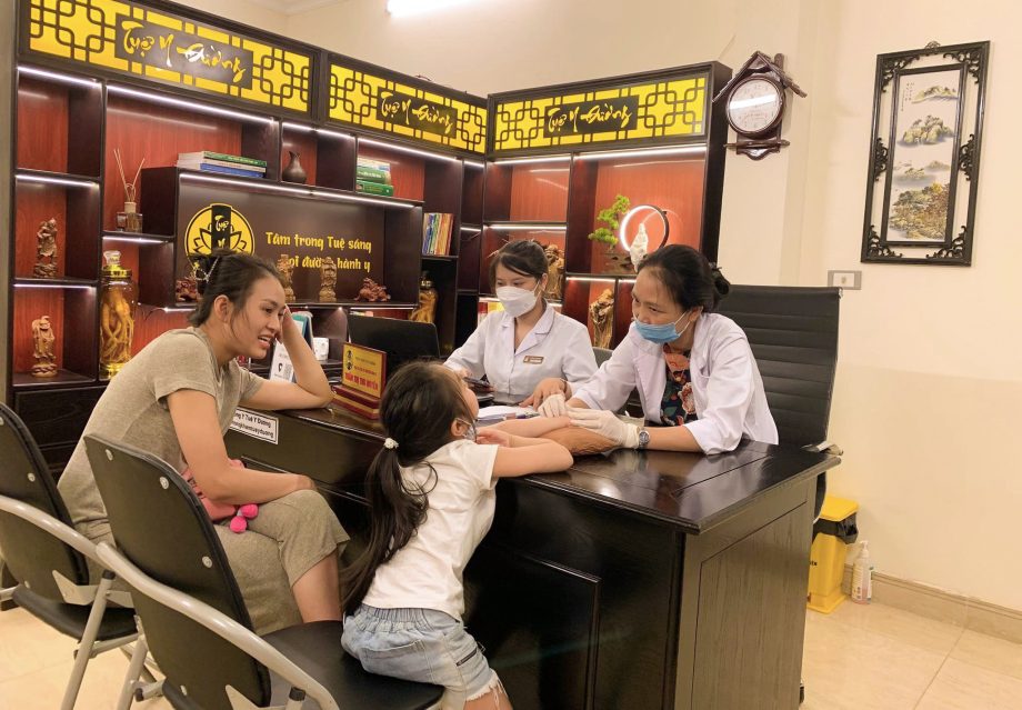 Thăm khám tại Tuệ Y Đường
